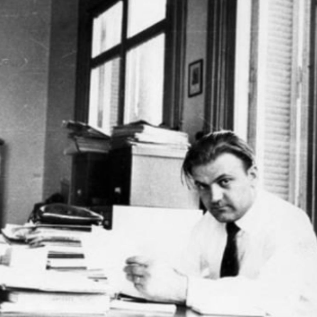 Eugenio Coseriu en su despacho de la Facultad de Humanidades y Ciencias, c. 1955